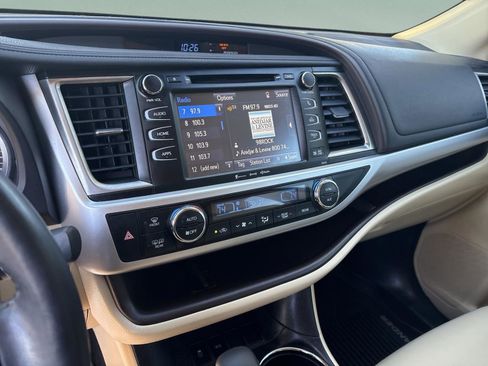 Used 2018 Toyota Highlander SE image 12