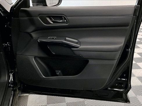 Used 2024 Nissan Pathfinder S image 17