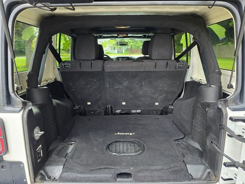 Used 2015 Jeep Wrangler Unlimited Rubicon w/ Connectivity Group AWD/4WD image 15
