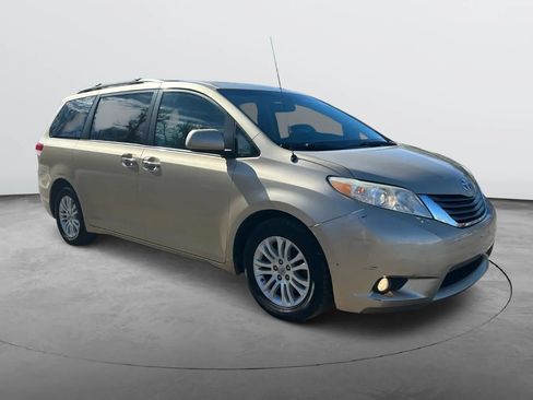 Used 2013 Toyota Sienna XLE w/ Entertainment Pkg FWD image 4