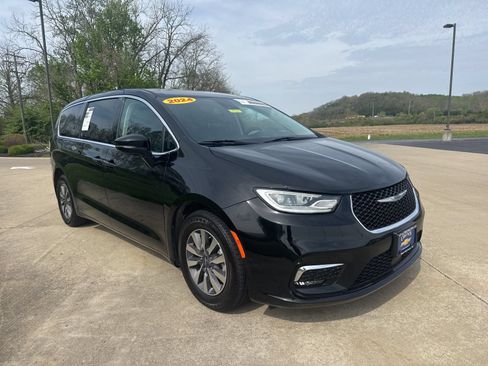 Used 2024 Chrysler Pacifica Limited FWD image 3