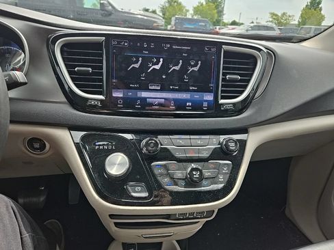 Used 2024 Chrysler Pacifica Touring-L FWD image 20