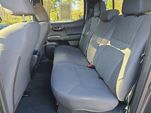 Used 2017 Toyota Tacoma TRD Sport image 15