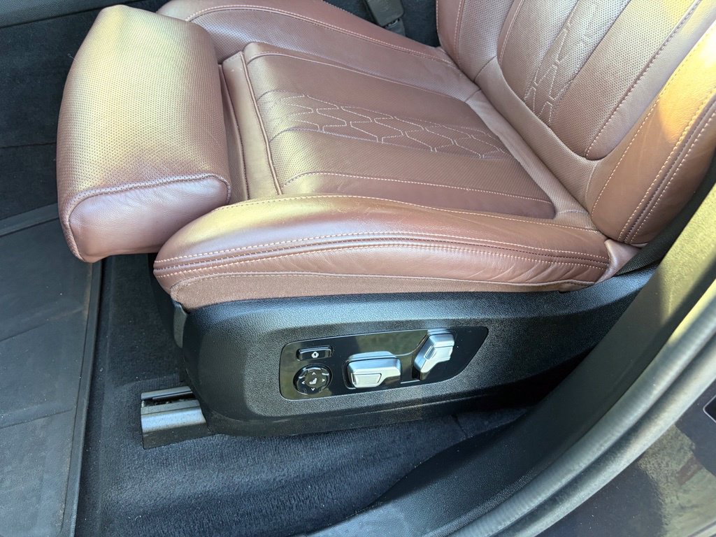 Used 2021 BMW X7 M50i w/ Dynamic Handling Package AWD/4WD image 16