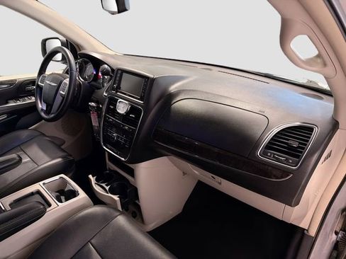 Used 2014 Chrysler Town & Country Touring FWD image 26