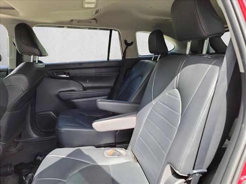 Used 2020 Toyota Highlander XLE AWD/4WD image 10