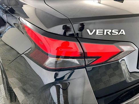 Used 2021 Nissan Versa SV image 29