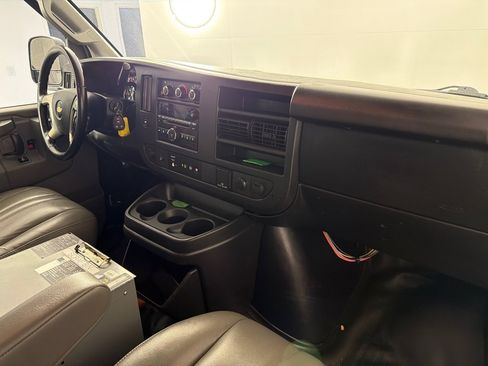 Used 2017 Chevrolet Express 3500 Extended RWD image 16