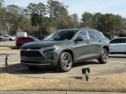 Used 2025 Chevrolet Trax LT image 3