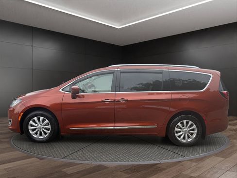 Used 2018 Chrysler Pacifica Touring-L Plus FWD image 5