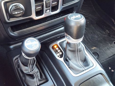 Used 2018 Jeep Wrangler Unlimited Sahara image 20