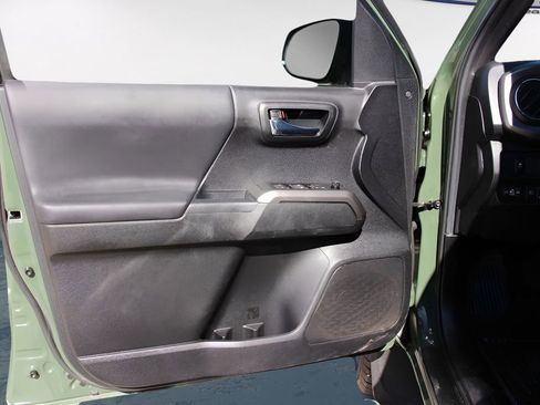 Used 2022 Toyota Tacoma TRD Sport w/ Technology Package image 12