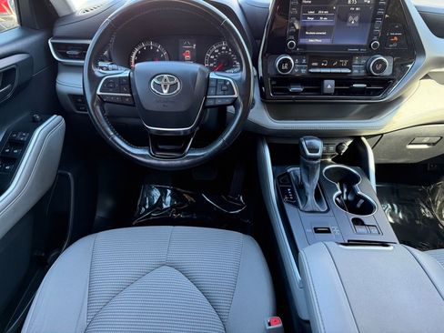 Used 2021 Toyota Highlander LE image 15