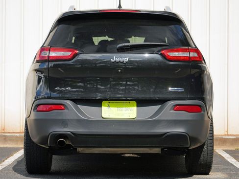 Used 2016 Jeep Cherokee Latitude w/ Cold Weather Group AWD/4WD image 10
