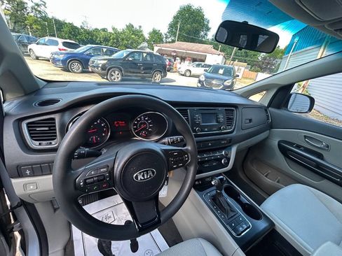 Used 2016 Kia Sedona LX w/ Option Group 020 FWD image 6