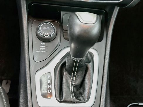 Used 2018 Jeep Cherokee Latitude Plus w/ Comfort/Convenience Group AWD/4WD image 23