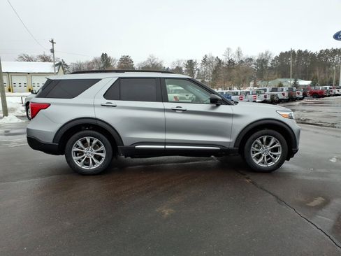 Used 2023 Ford Explorer XLT w/ Equipment Group 202A image 7