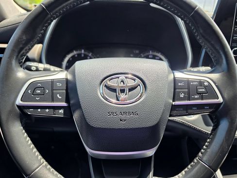 Used 2022 Toyota Highlander XLE AWD/4WD image 21