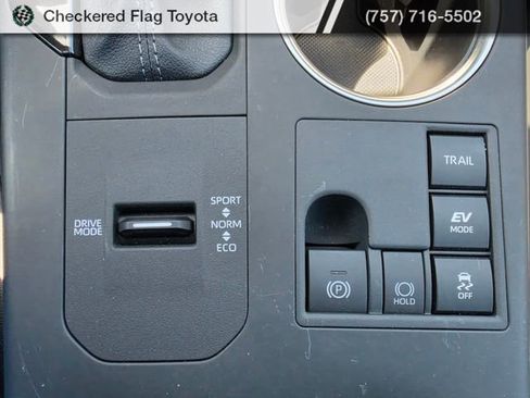 Used 2025 Toyota Highlander XLE image 19