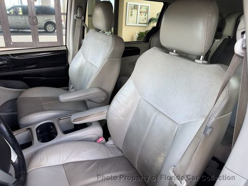 Used 2013 Chrysler Town & Country Limited w/ Luxury Group FWD image 29