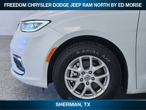 Used 2023 Chrysler Pacifica Touring-L FWD image 6