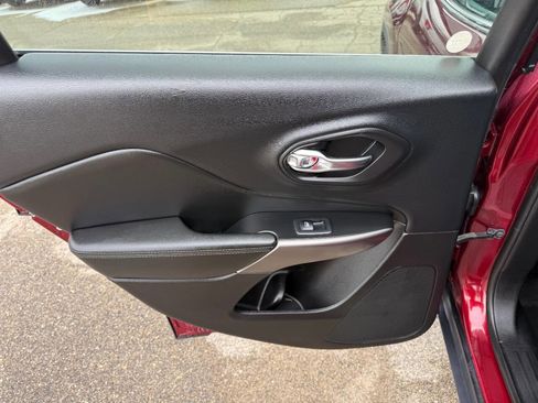 Used 2019 Jeep Cherokee Limited image 22