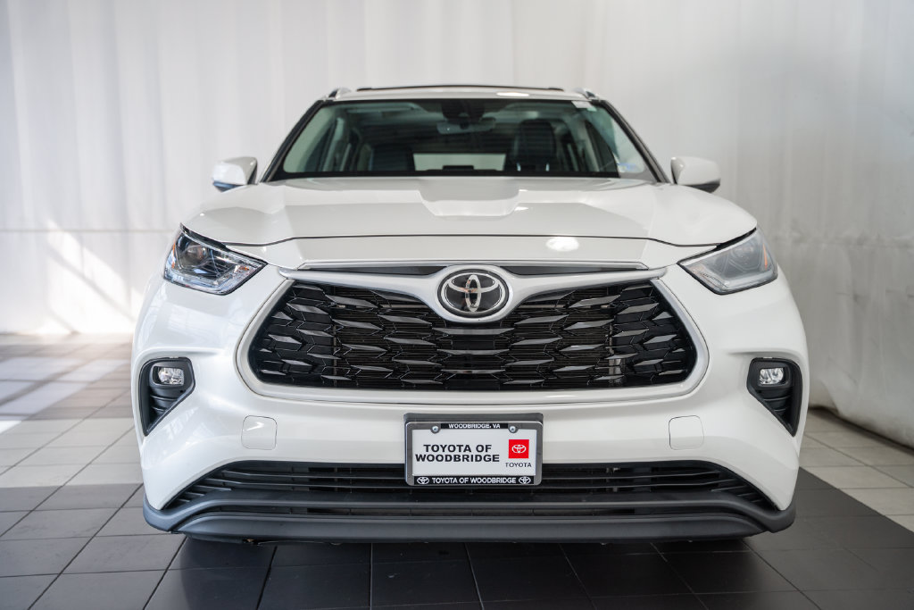 Used 2021 Toyota Highlander XLE AWD/4WD image 2