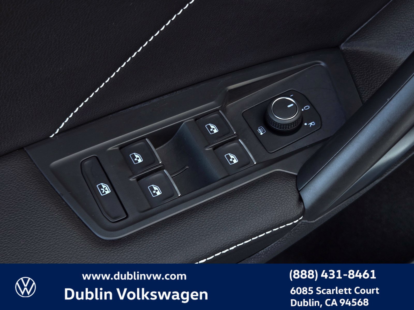Certified 2024 Volkswagen Tiguan SE w/ Panoramic Sunroof Package AWD/4WD image 11