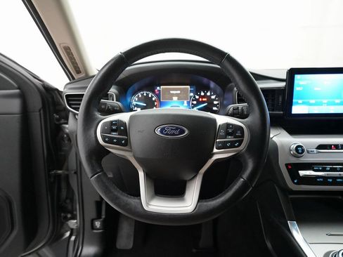 Used 2023 Ford Explorer XLT w/ Equipment Group 202A image 4