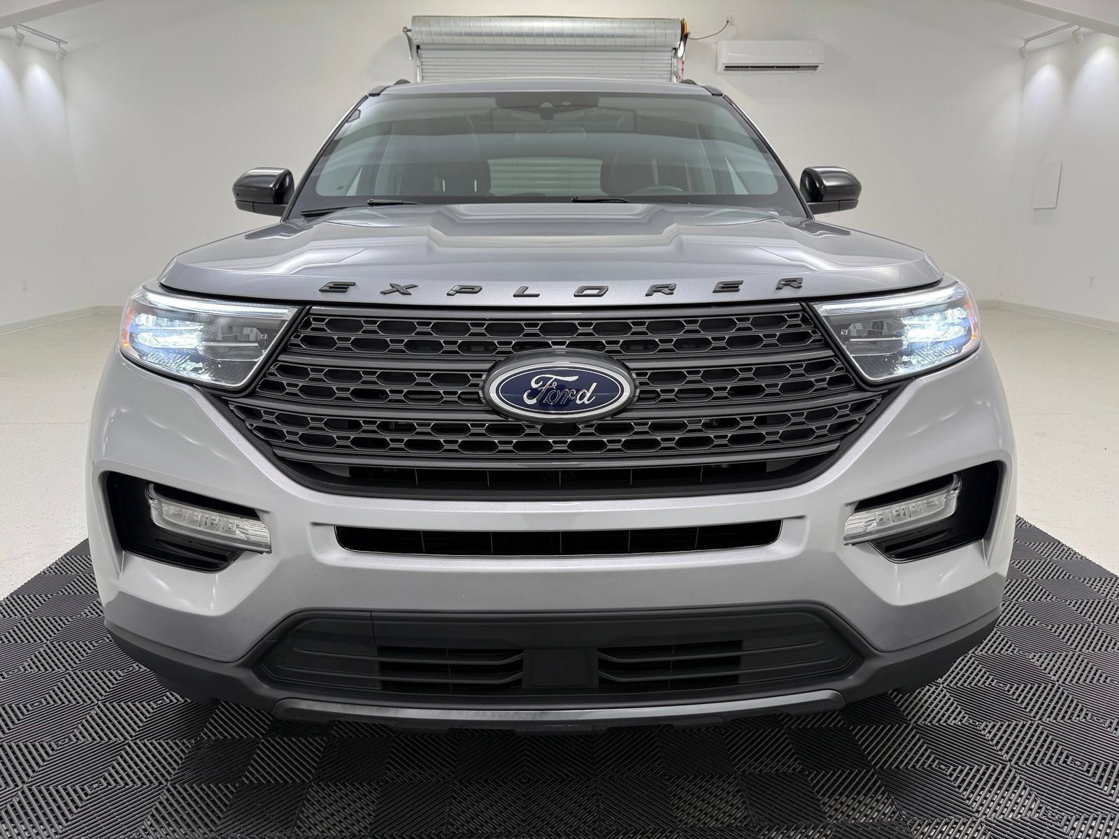 Used 2024 Ford Explorer XLT w/ Equipment Group 202A AWD/4WD image 2
