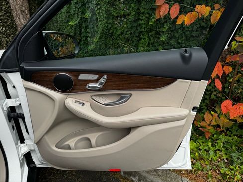 Used 2022 Mercedes-Benz GLC 300 4MATIC image 24