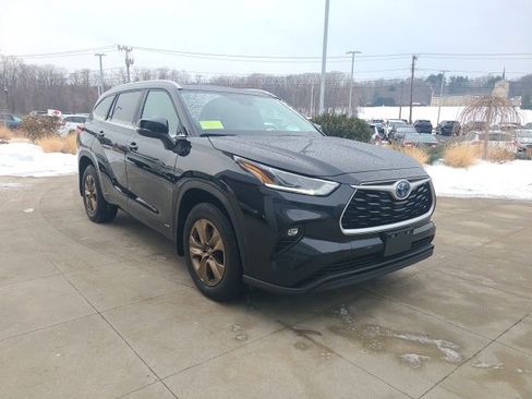 Used 2023 Toyota Highlander Bronze Edition image 2