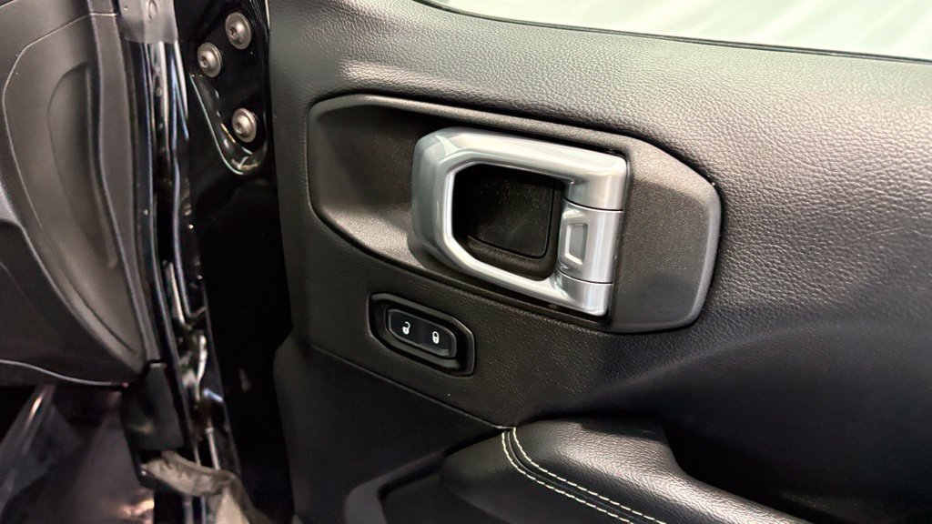Used 2021 Jeep Wrangler Unlimited Sahara w/ Uconnect 4C Nav & Sound Group AWD/4WD image 23