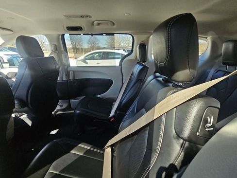 Used 2024 Chrysler Pacifica Touring-L image 30