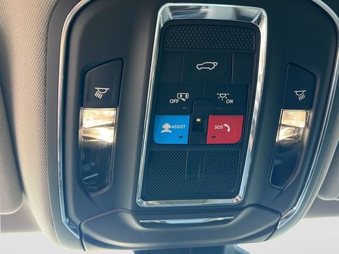 Used 2022 Jeep Wagoneer Series III w/ Convenience Group I AWD/4WD image 18