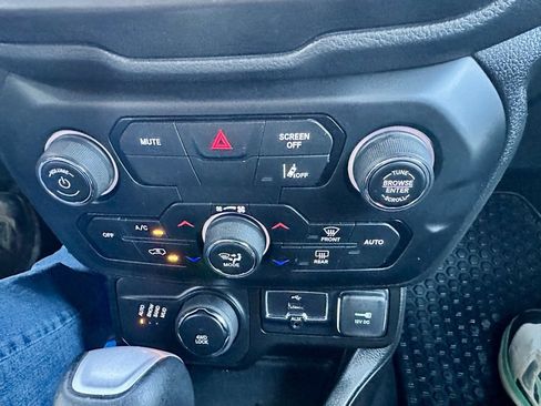 Used 2023 Jeep Renegade Latitude image 9