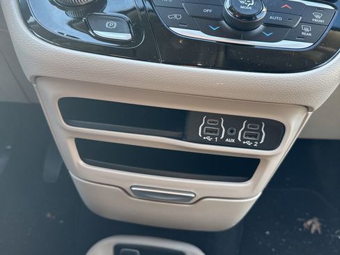 Used 2024 Chrysler Pacifica Touring-L image 15