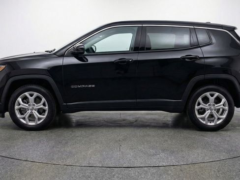 Used 2025 Jeep Compass Latitude AWD/4WD image 5