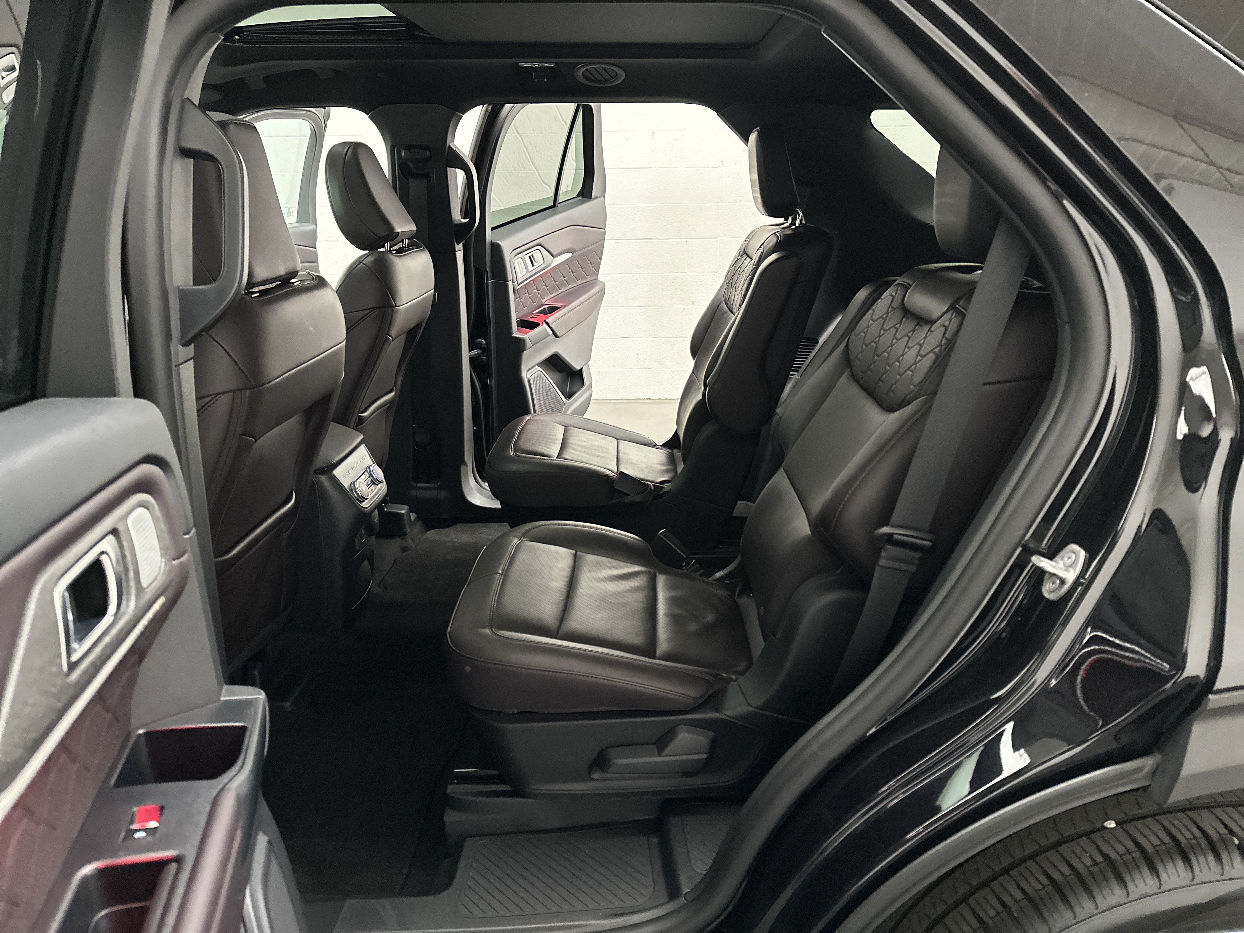 Used 2025 Ford Explorer Platinum w/ LUX Leather Package AWD/4WD image 25