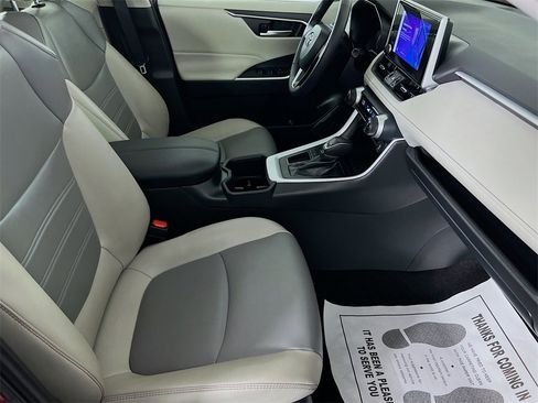 Used 2023 Toyota RAV4 XLE Premium image 29