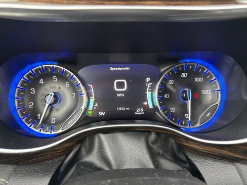 Used 2022 Chrysler Pacifica Limited w/ Uconnect Theater Family Group FWD image 19