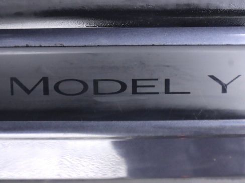 Used 2020 Tesla Model Y Long Range image 37