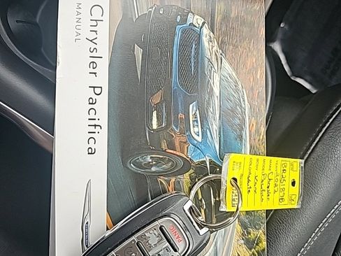 Used 2022 Chrysler Pacifica Touring-L image 28