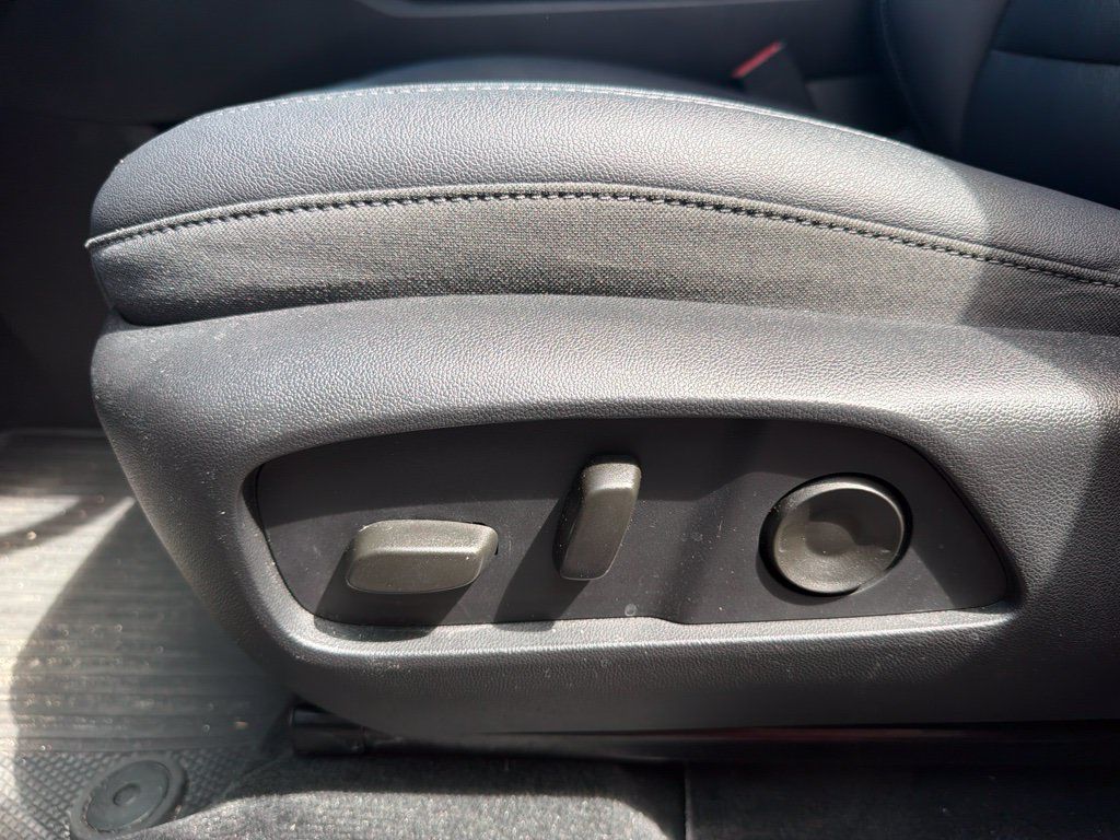 Used 2026 Chevrolet Equinox LT w/ Convenience Package II FWD image 8