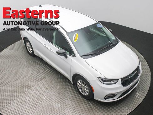 Used 2024 Chrysler Pacifica Touring-L image 3