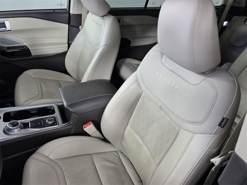 Used 2023 Ford Explorer Platinum w/ Technology Package image 11