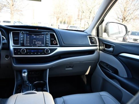 Used 2018 Toyota Highlander XLE image 19