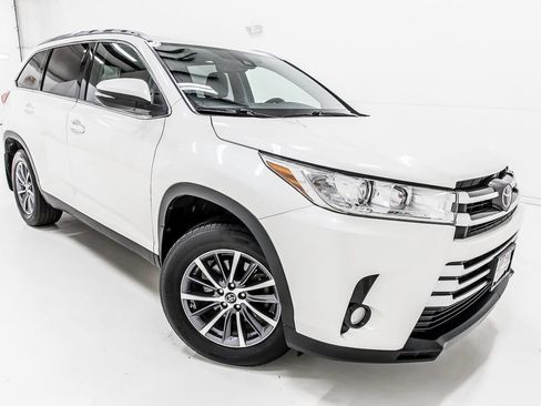 Used 2019 Toyota Highlander XLE AWD/4WD image 9
