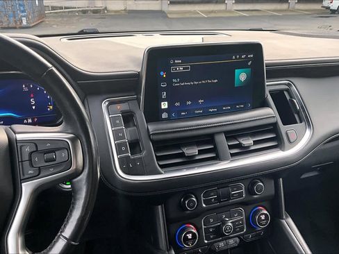 Used 2022 Chevrolet Suburban LT w/ Luxury Package image 9