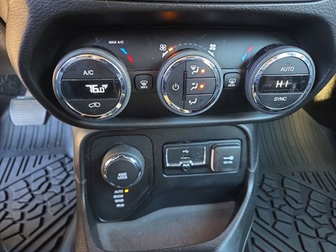 Used 2015 Jeep Renegade Latitude w/ Popular Equipment Group image 27